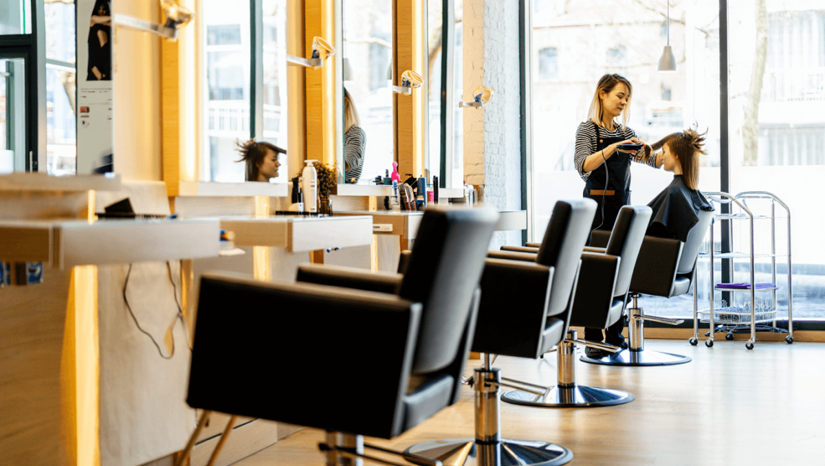 Aménagement salon de coiffure : 6 idées pour allier ergonomie et esthétique