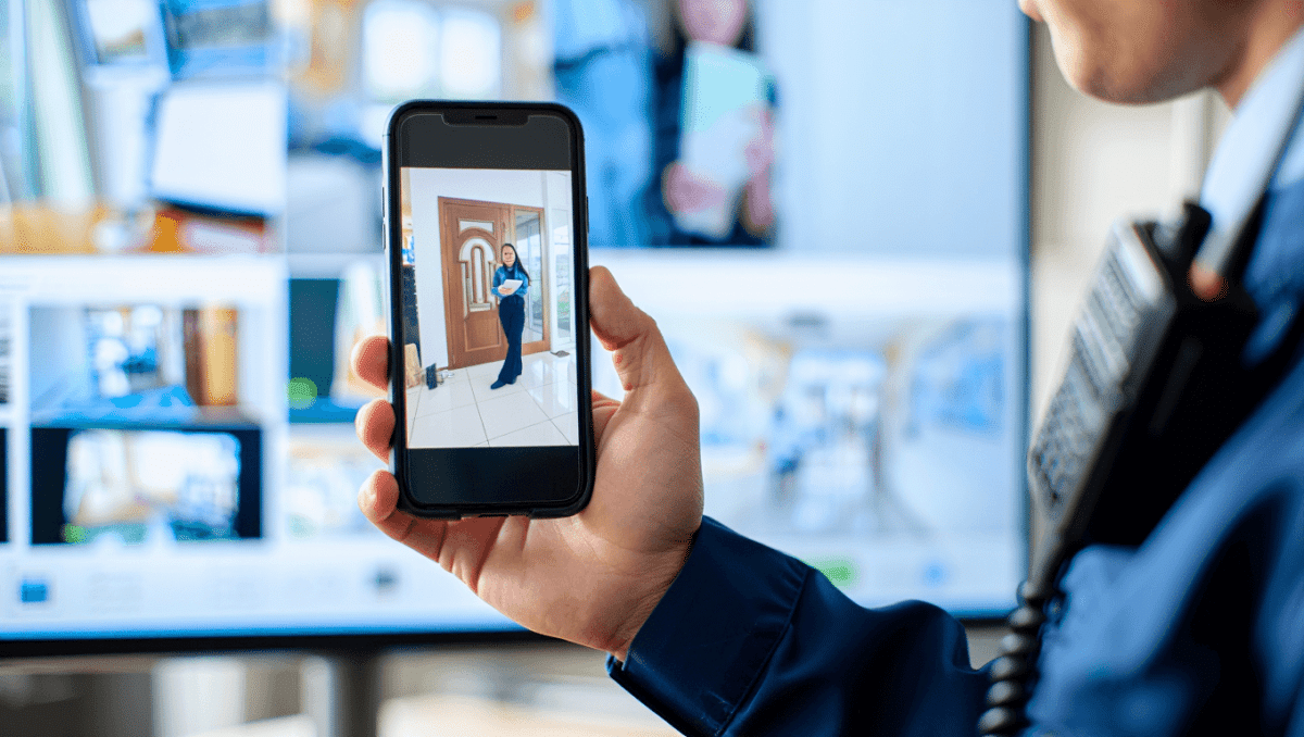 Caméras de surveillance bidirectionnel : comment interagir à distance ?
