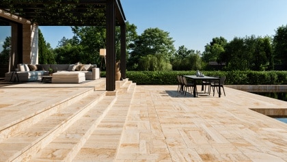 Terrasse en travertin : l’inspiration idéale pour un extérieur chaleureux et naturel