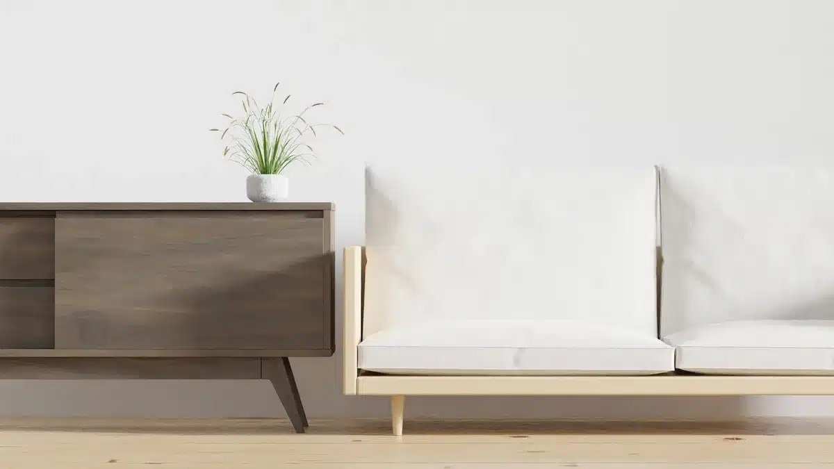 Console étroite et décoration derrière un canapé pour habiller l'arrière de manière élégante.