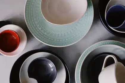 Intérieur moderne aux textures variées : métaux brossés, céramiques, bois foncé et finitions mates.