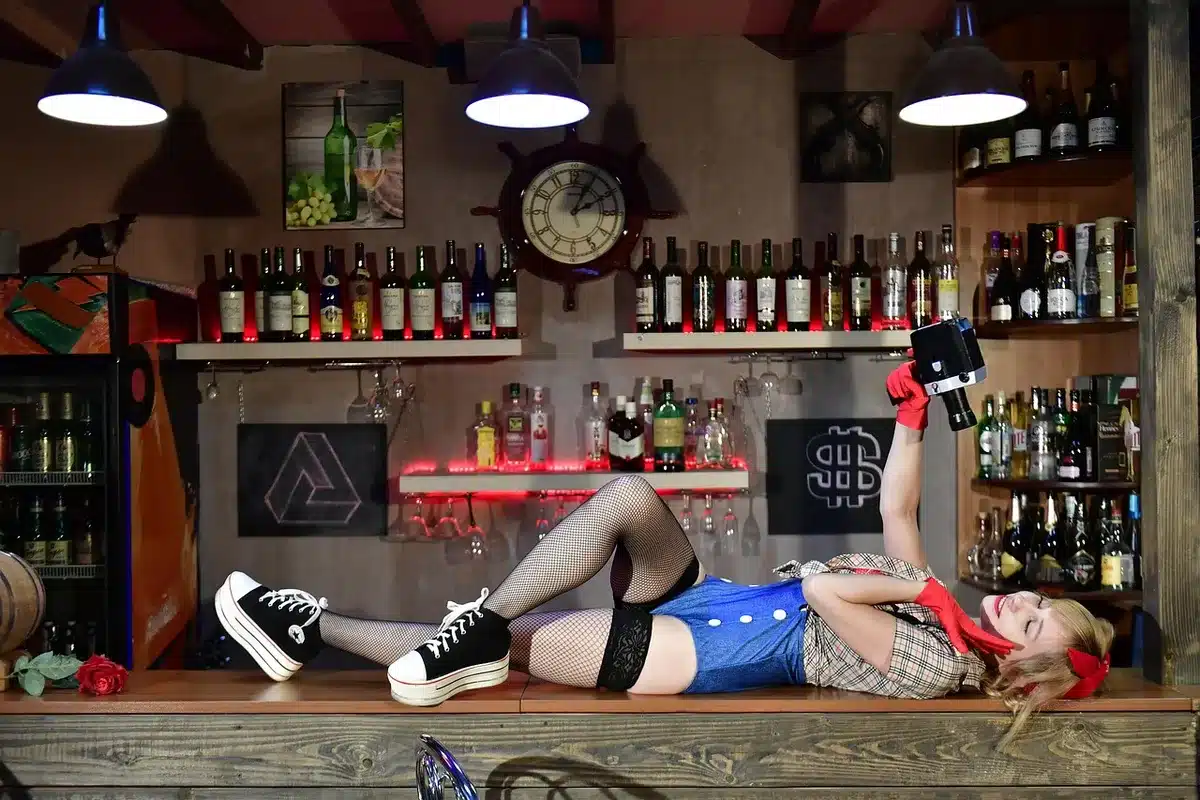 Détail d'un comptoir de bar en bois avec finitions soignées