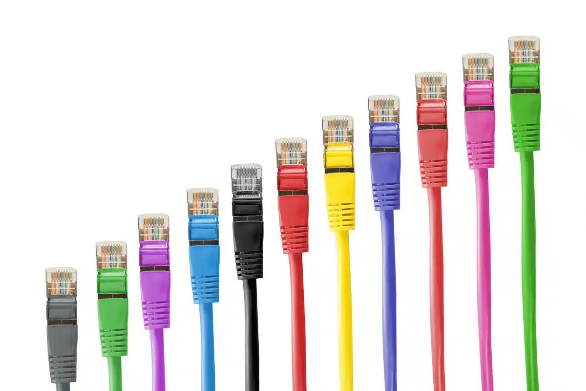 Technician installant un câble Ethernet dans un enregistreur de surveillance réseau