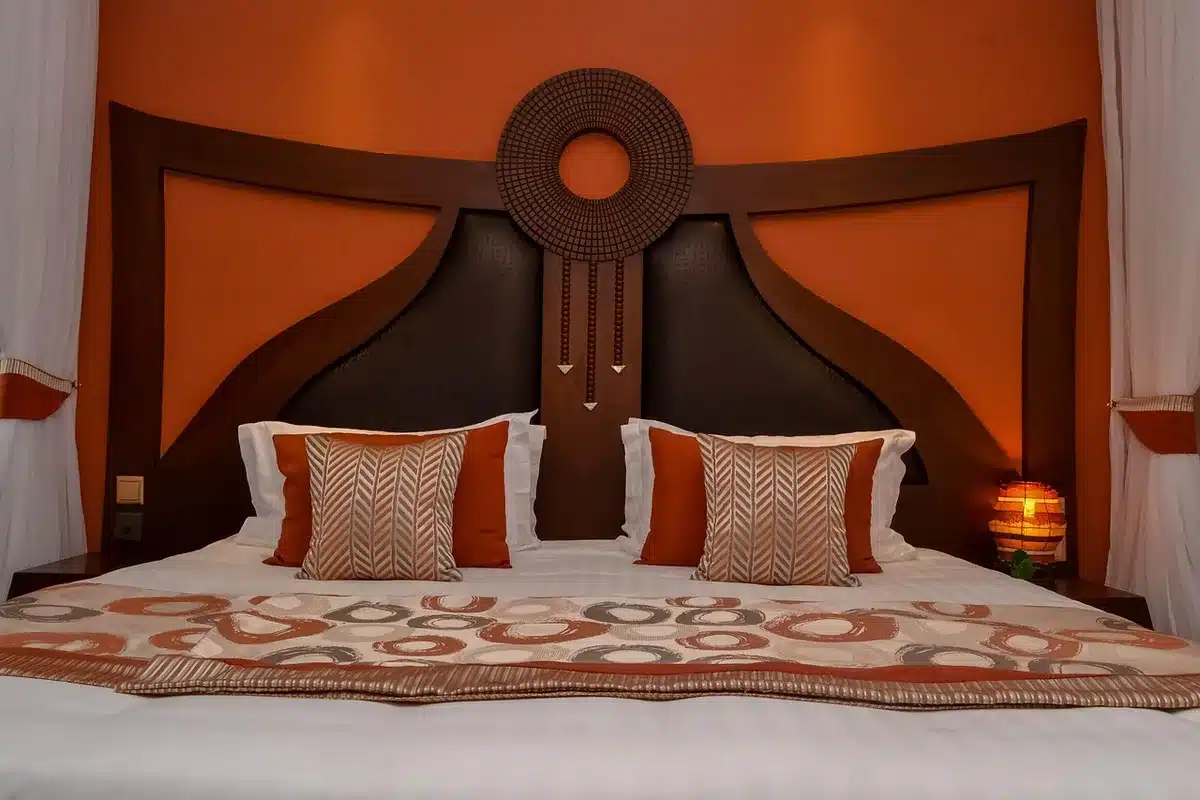 Chambre lumineuse avec papier peint effet lin pour une ambiance cocooning