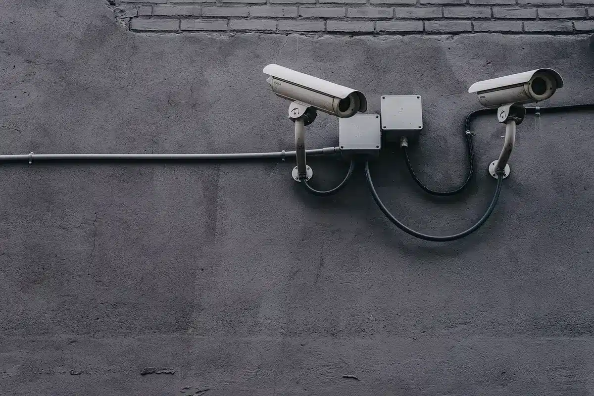 Installation d'une caméra de surveillance sur façade extérieure d'une maison