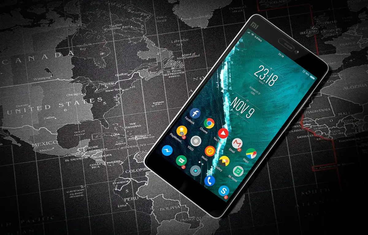 Smartphone affichant une alerte de sécurité près d'une fenêtre