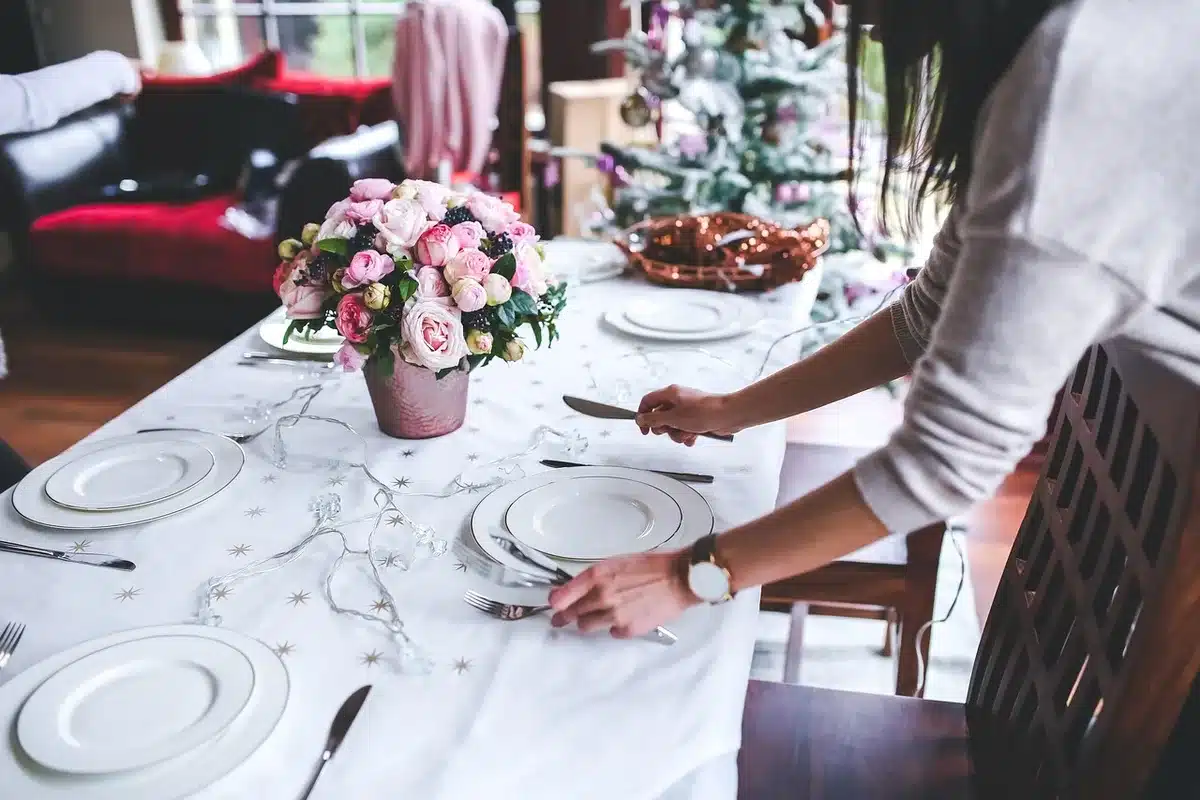 Kit d'alarme sans fil posé sur une table avec détecteurs