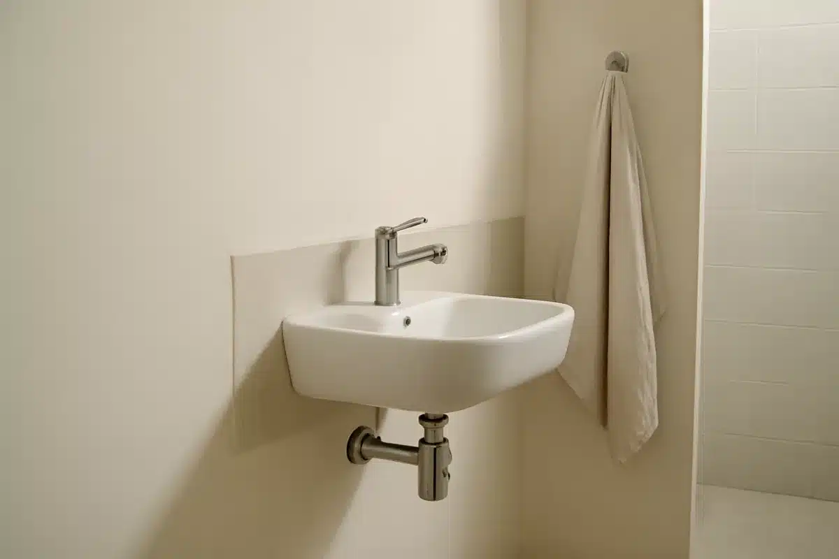 Quelles couleurs choisir pour agrandir visuellement une petite salle de bain ?