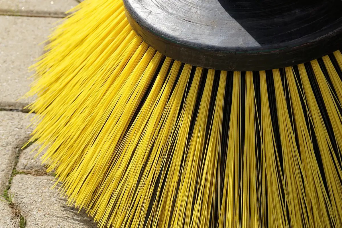 Brossage à la main d’une façade avec une brosse à poils souples