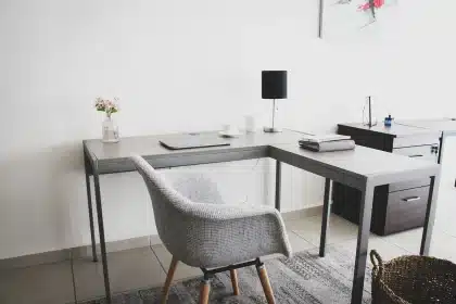 Hub d'alarme et détecteur posés sur une table près d'une fenêtre en plein jour
