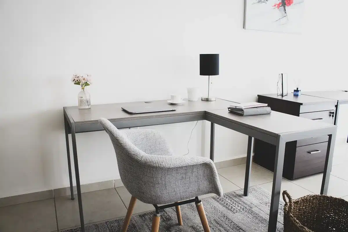 Hub d'alarme et détecteur posés sur une table près d'une fenêtre en plein jour