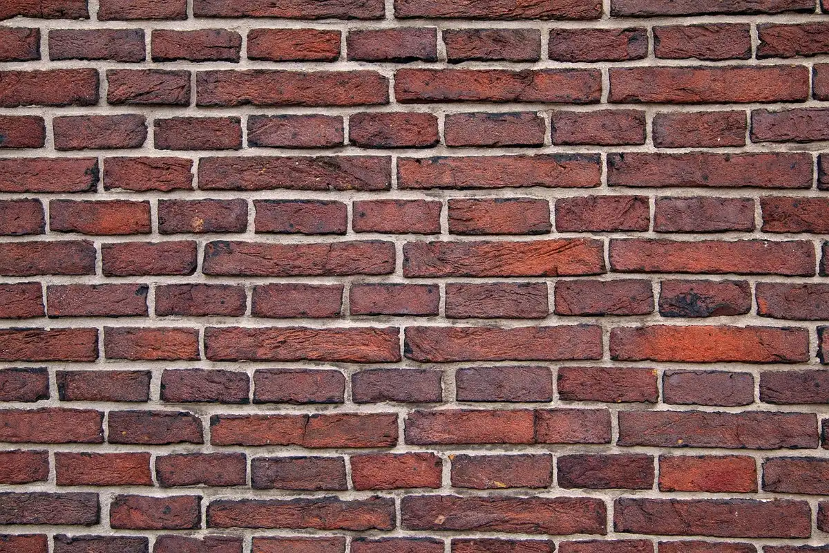 Mur texturé type badigeon chaux dans un couloir clair