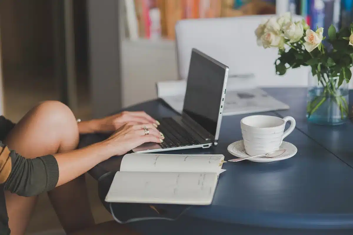 Bureau à domicile lumineux avec documents de copropriété sur une table